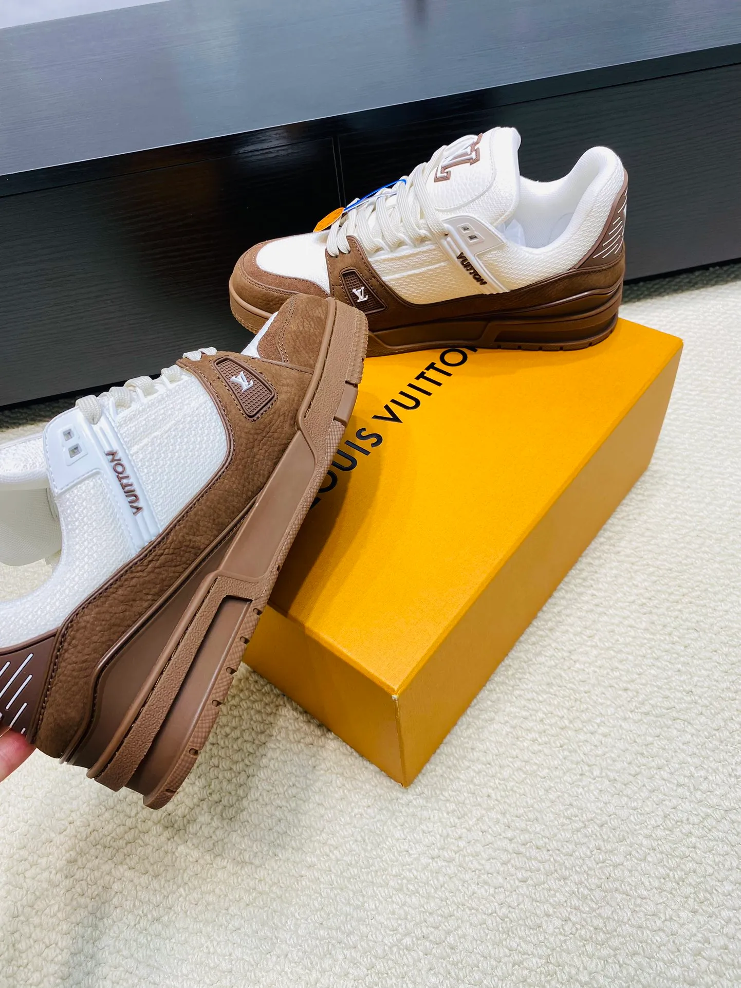 👟👟Ex-factory price 800👟👟 💰💰💰 Hot style 🆕🆕🆕𝙇𝙑 LV Louis Vuitton L House Donkey Brand Trainer Series Couple Style Casual Sports Shoes Skateboard Shoes Original Purchase Development Production Production This pair of LV Trainer sneakers are made of a blend of technical materials with waterproof properties. The meticulously crafted upper is notable for its many signature details, including Louis Vuitton and #54 in script, referencing the year 1854. Exquisite packaging at the delivery counter🛍📦 ▪️Fabrics: Original customized imported cowhide ▪️Inner lining: Original customized breathable mesh ▪️Outsole: Original open-molded non-slip TPU combination outsole ▪️Sole thickness: 3 cm ▪️Size: Women's 35-41 / Men's 38-46